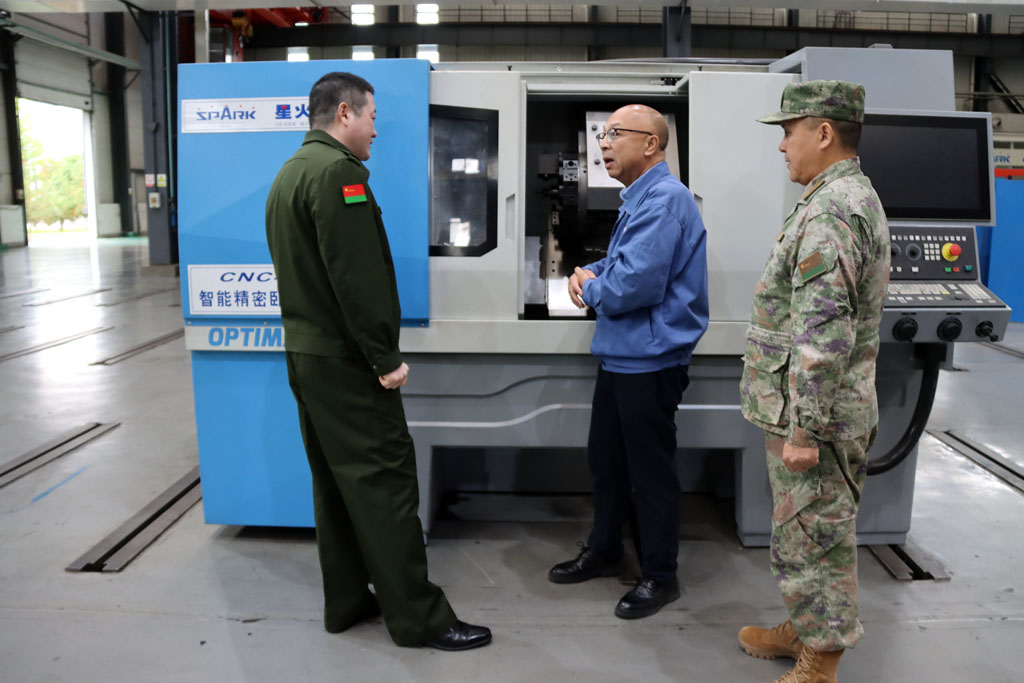 天水軍分區(qū)領(lǐng)導(dǎo)蒞臨星火數(shù)控公司參觀(guān)調(diào)研